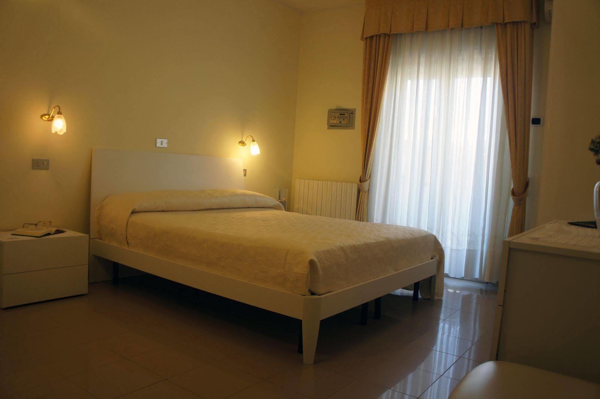 ג'וליאנובה Hotel Solaris מראה חיצוני תמונה